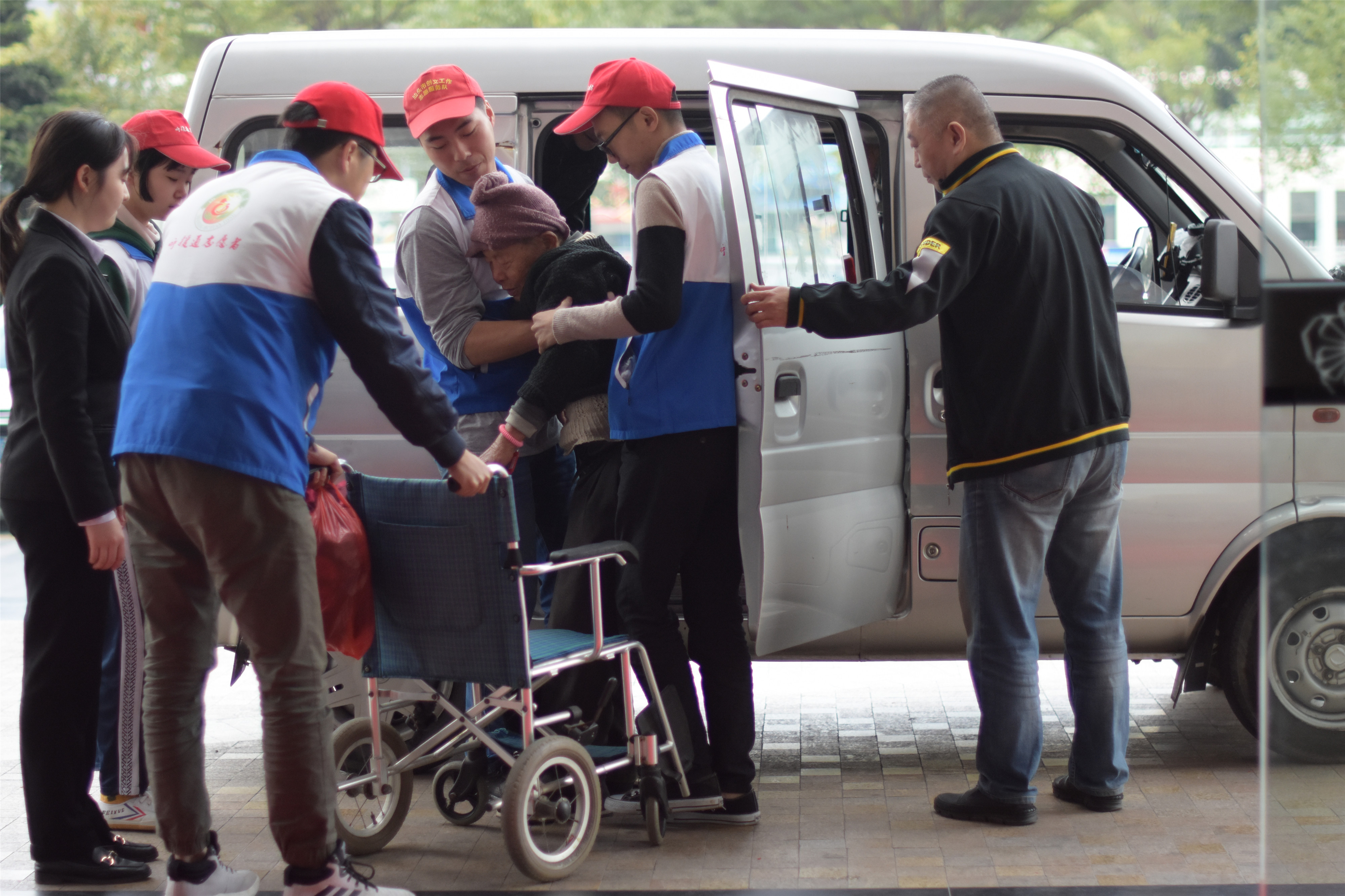 龙湖区第八个善待鳏寡百叟宴今举行铂晶大酒店多年资助大爱奉献