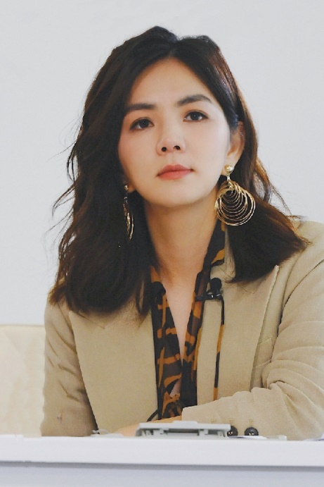 50岁女人发型别留老一套！试试这3款烫发，儿媳妇都夸年轻