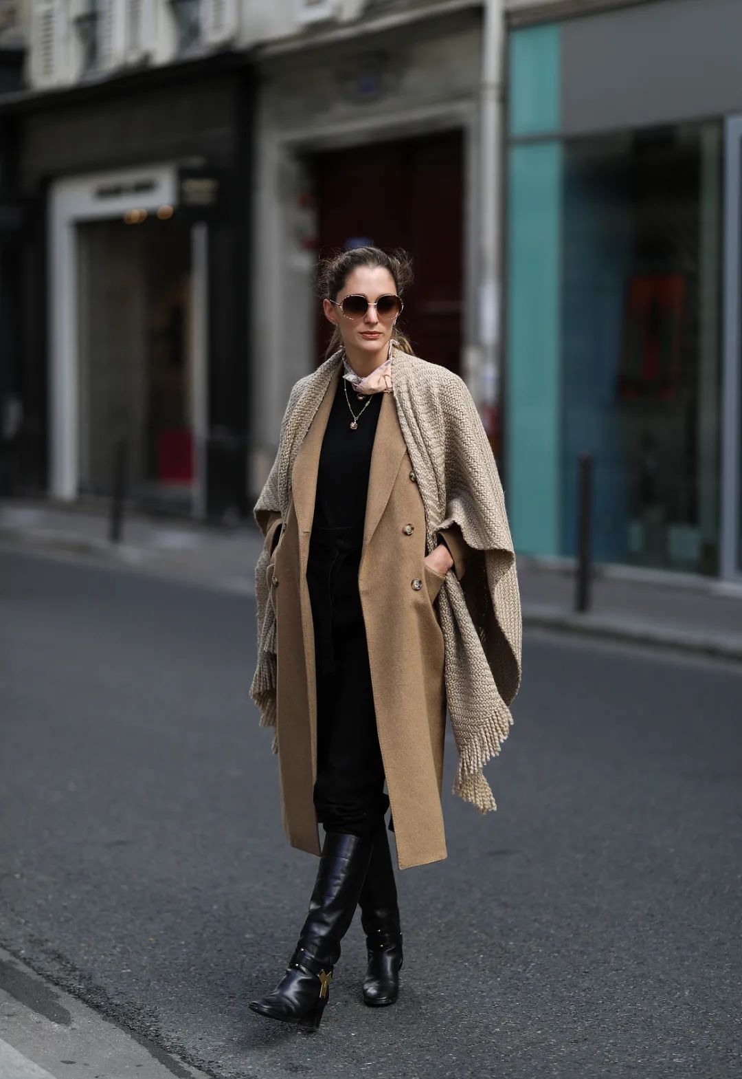 毛呢大衣怎么穿才减龄有范不老气,今年流行短羊绒大衣最佳搭配