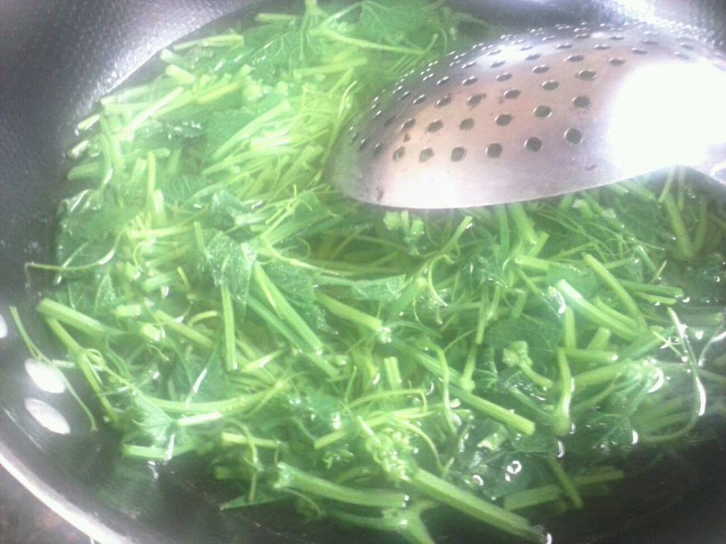 想学习凉拌菜的朋友有福了，无偿把技术传授给您，希望您能成功