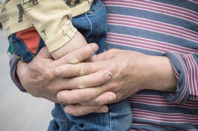 哥哥放学回家就“猛亲”妹妹,而诱发妹妹看急诊,什么原因不能亲