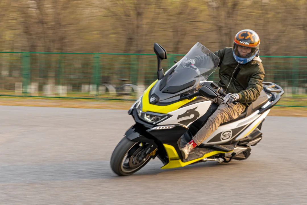 赛科龙rt3s大踏板摩托2024款,国产大踏板赛科龙rt3s推荐