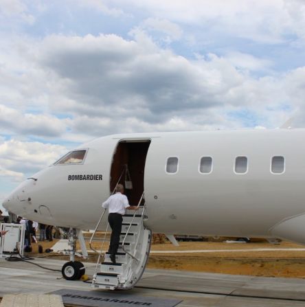 疫情肆虐，穷人无处可逃，富人们订私人飞机，请私人医生检测