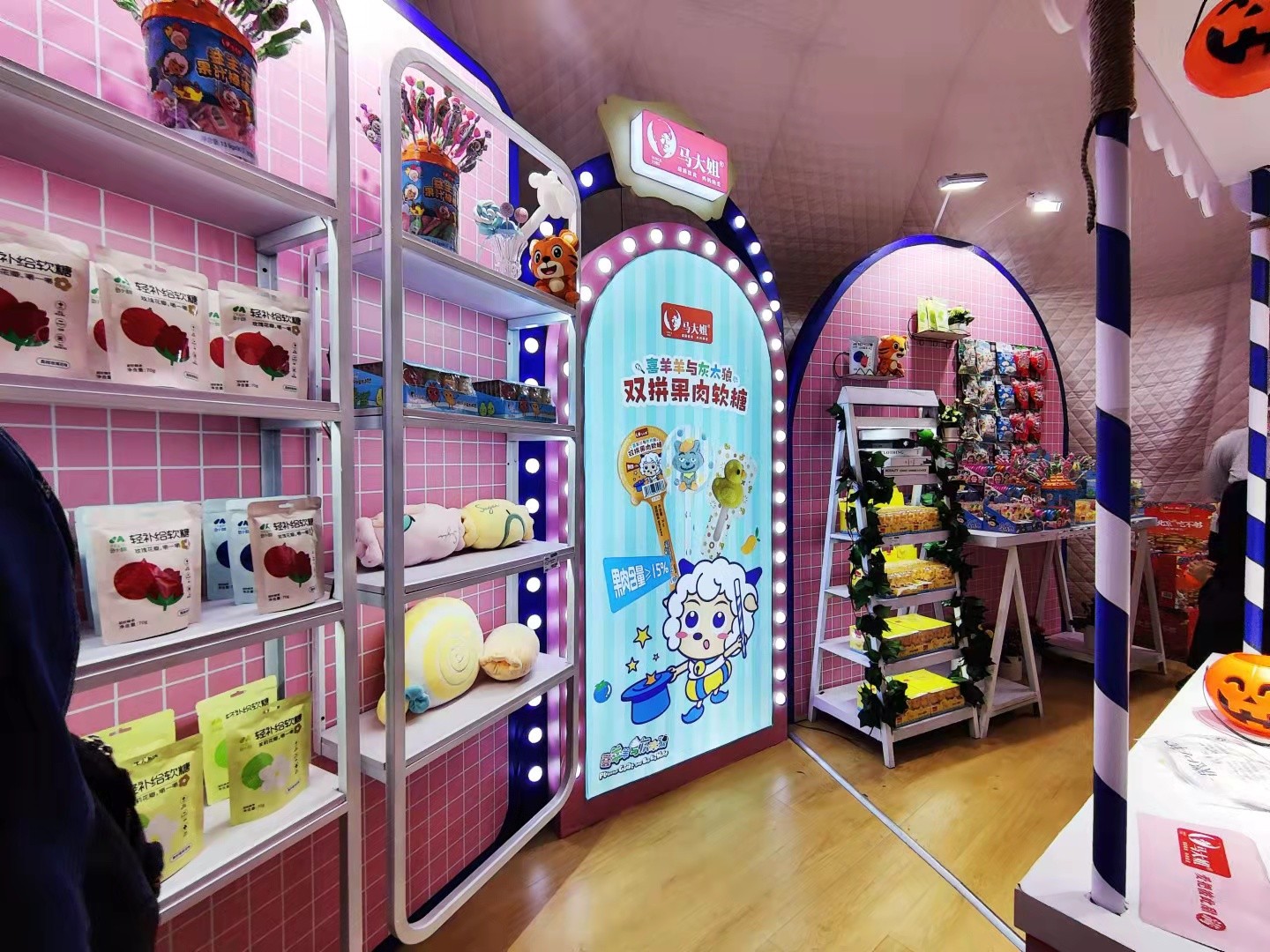 “糖果星球”成网红打卡地，国货品牌如何玩转“假面糖果节”？
