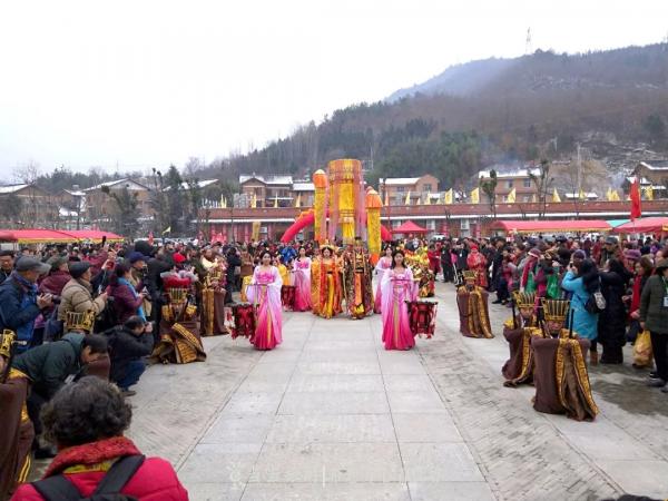 上周日，房县这个地方迎来上千人！买嗨了，玩爽了……