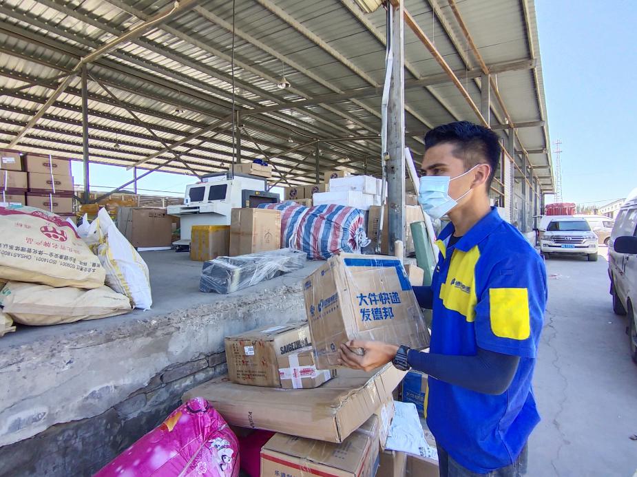 快递小哥为偏远乡村打通爱心邮路,快递小哥义务为孤寡老人送餐