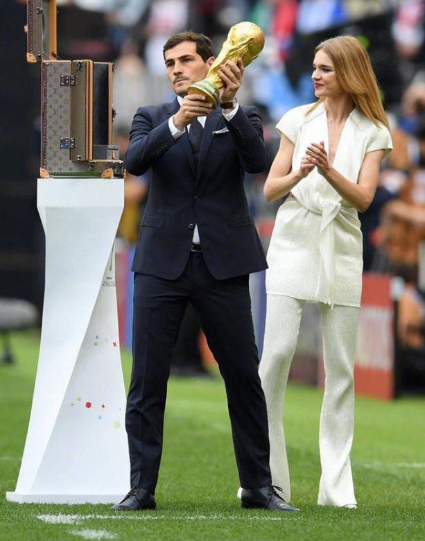 LV太子妃与友人野餐，铺一地LV披肩用来垫屁股，看着都觉得好心疼