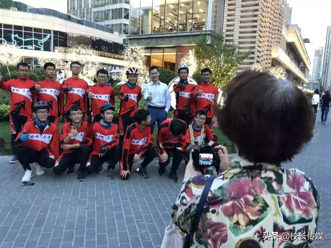 80后老师带11名毕业生骑行1800公里,家长被气住院,有人流泪