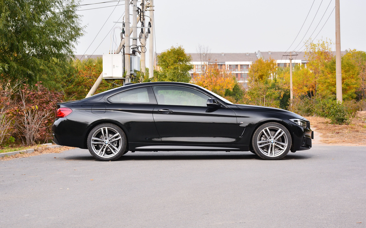 纯粹的“3系”，5.8s破百，配无框车门，原装进口还可选敞篷