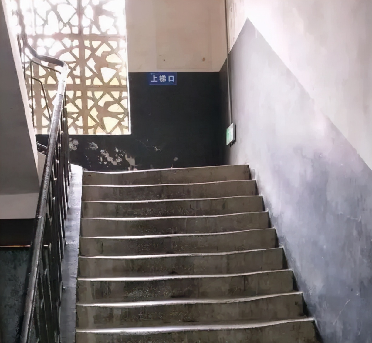 “贫民窟”大学宿舍遭学生嫌弃,环境“脏乱差”,新生表示想复读