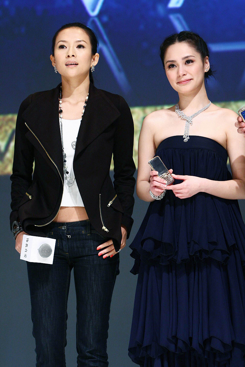 章子怡真是“扮嫩”高手,穿玫红大衣配小礼帽,减龄又不失高级感