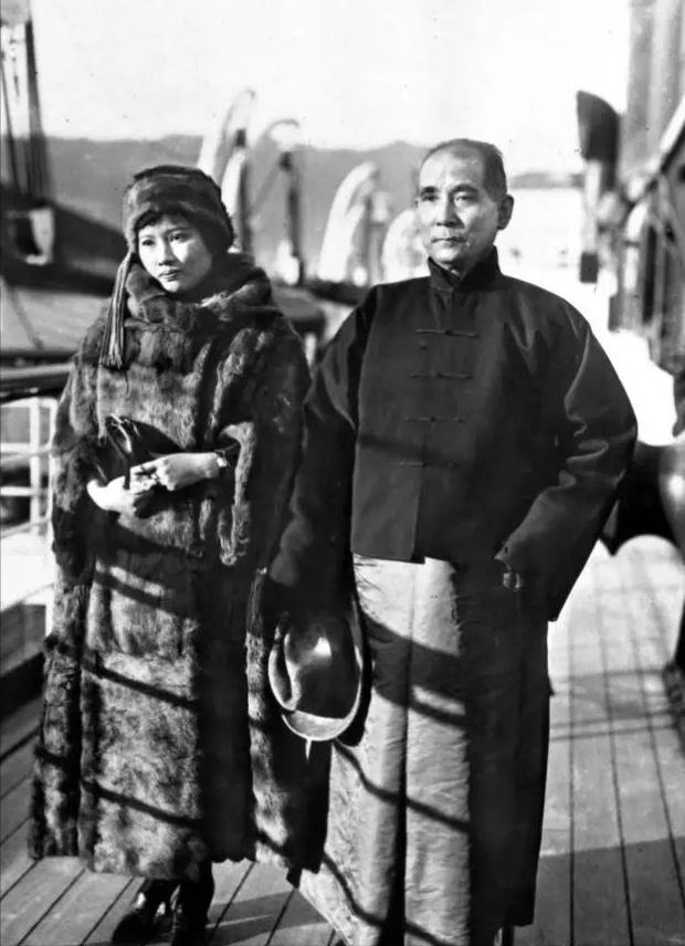 毛主席逝世追悼会上,举国致哀站立吊唁,为何有一人会坐着参加?