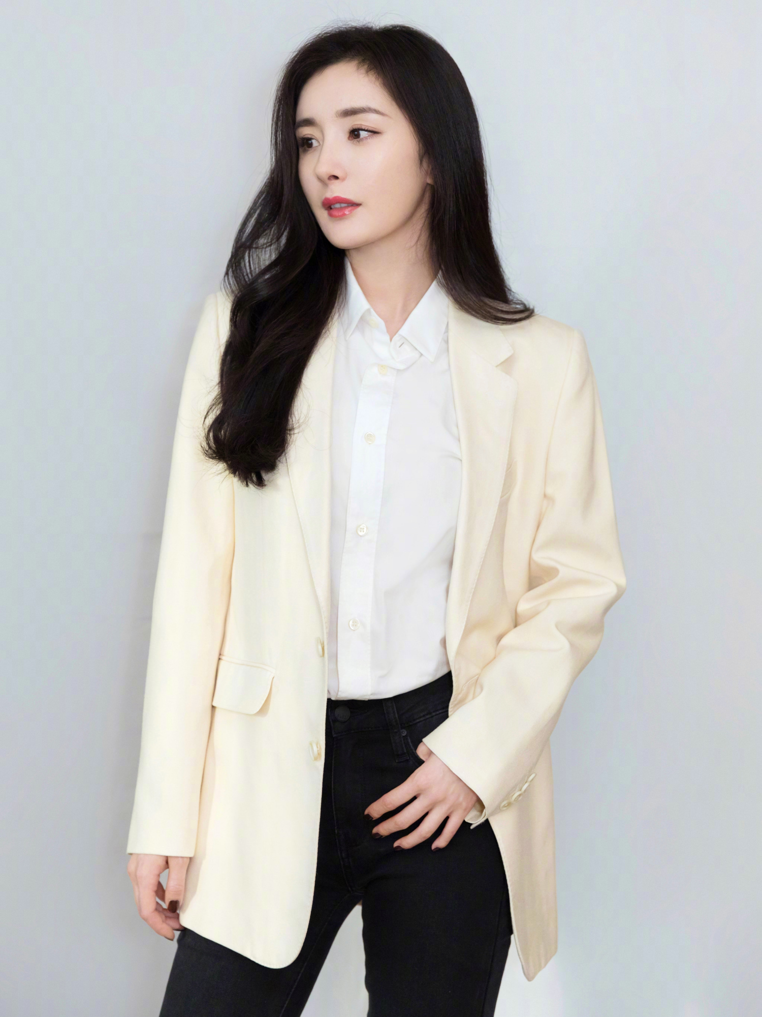 杨幂衣品真出众穿西装知性干练,杨幂穿五分短裤引领新潮流穿搭