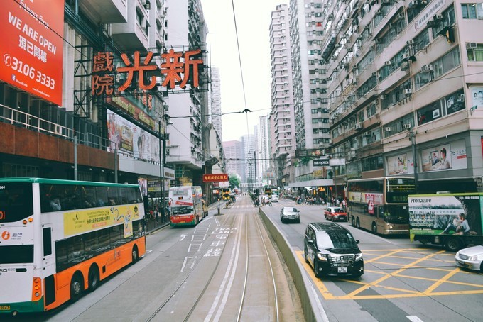 世界将我包围下一句,世界将我包围演唱