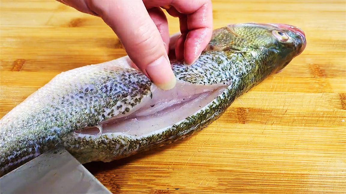 清蒸鲈鱼怎么做好吃又不腥气窍门,原来清蒸鲈鱼其中还有这么多秘诀