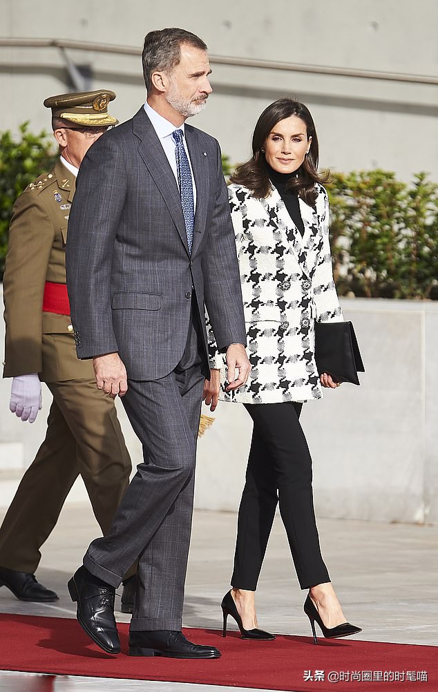 西班牙王后穿红西装美得张扬,西班牙皇后穿卡其蓝西装