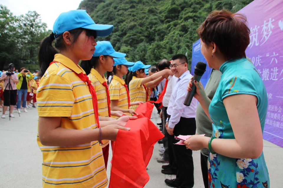 610名可爱的孩子在少华山共绘70米中华龙、千人高歌中国梦!