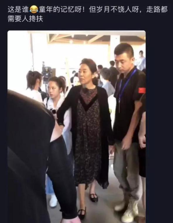 61岁倪萍暴瘦！走路踉跄获朱迅搀扶，身体状态惹网友担忧