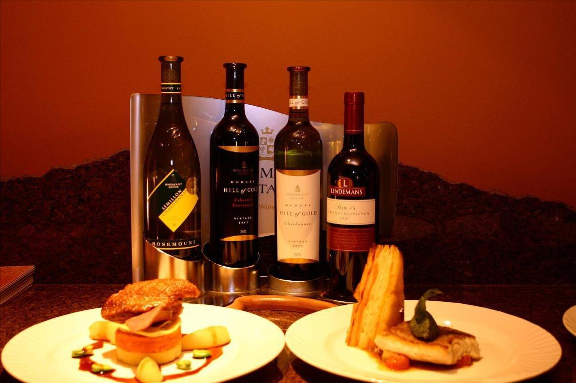 西餐厅给一杯柠檬水是干嘛的,吃西餐为什么上一杯白开水