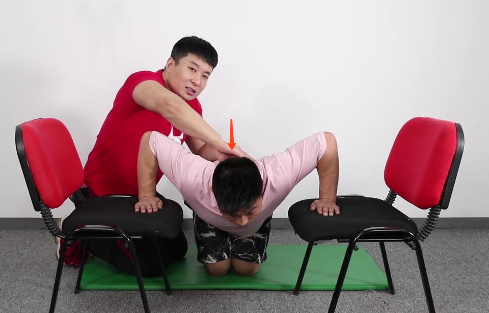 哺乳期两边胸大小不一样怎么调整,女性胸左右大小不一样怎么矫正