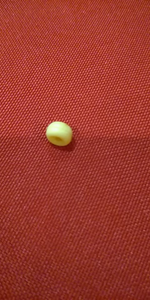 母亲发现孩子鼻孔里有硬物,怎么判断小宝宝耳朵里有没有虫子