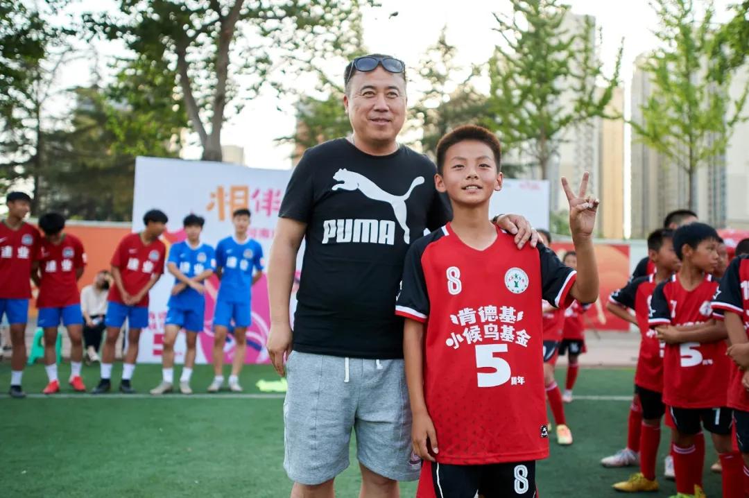 小小的足球装着美好的童年和梦想,小小足球承载着孩子的欢乐与梦想