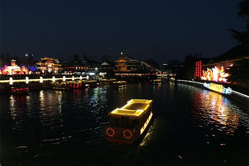 月下说金陵，晨起游南京