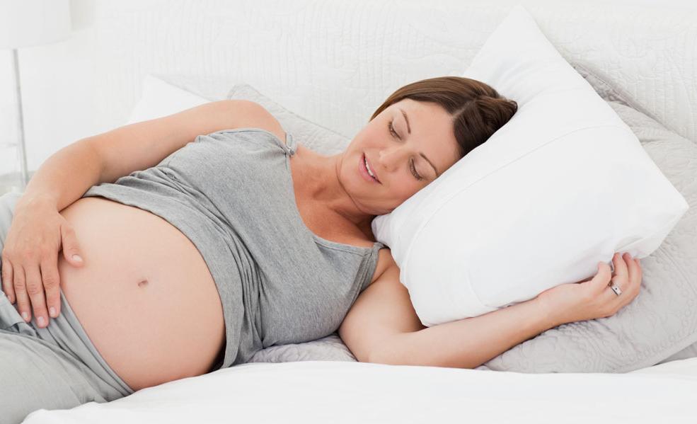 孕妈妈睡觉时宝宝是怎样的,孕妈在睡觉时胎儿的姿势