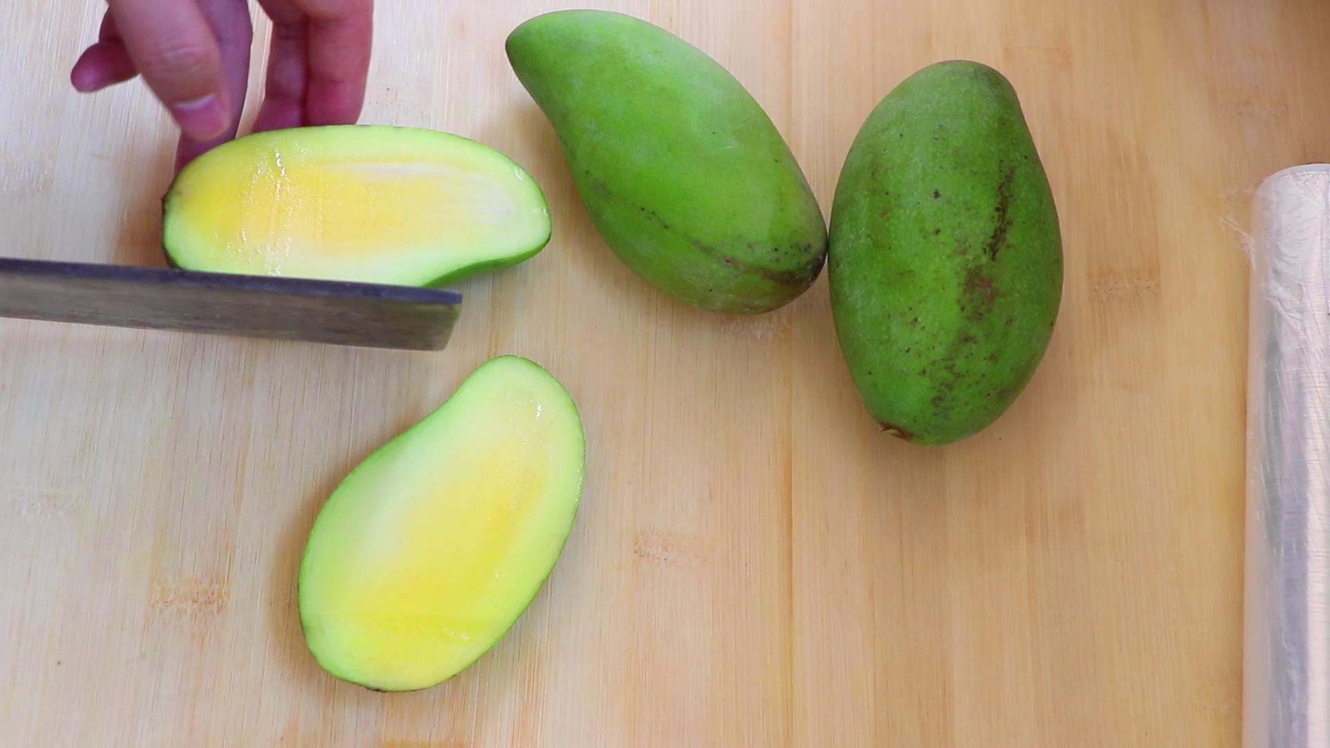 剥芒果最快的方法不脏手也不流汁,芒果不脏手的切法你get到了吗