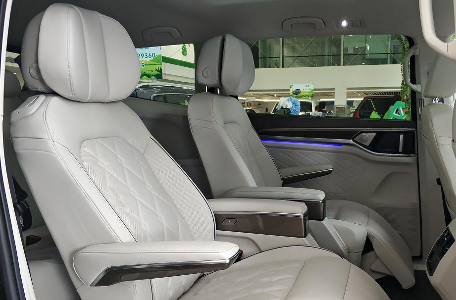 大众巍昂mpv,大众巍昂到店