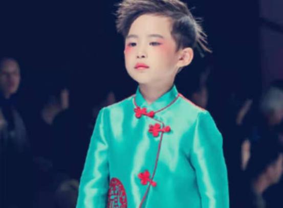 易烊千玺弟弟走秀完整版,易烊千玺弟弟走秀视频