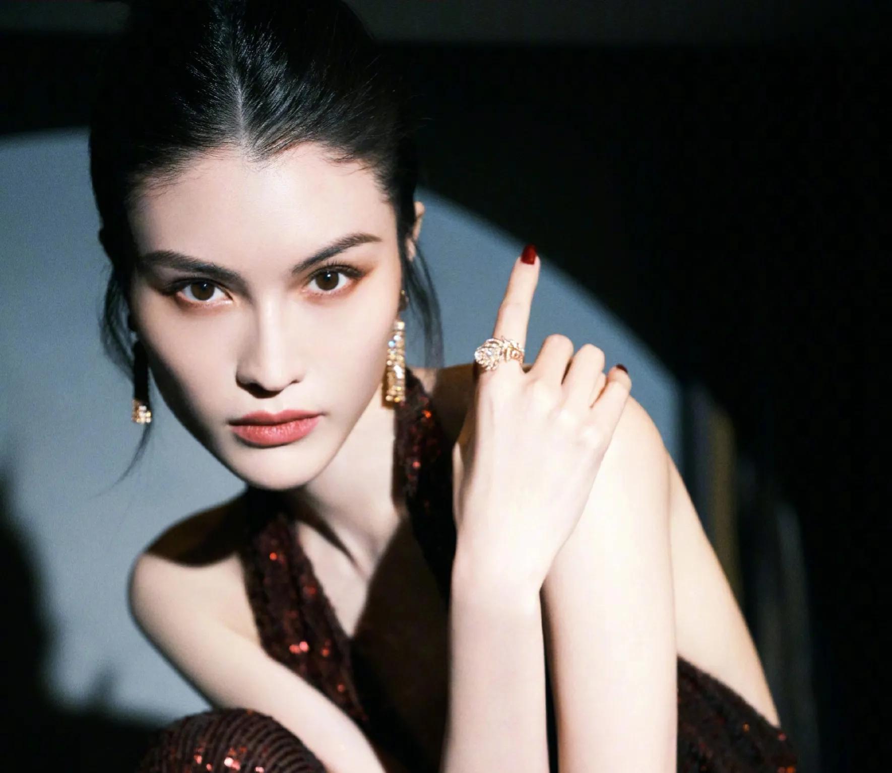 维密超模何穗健身,何穗40秒变脸