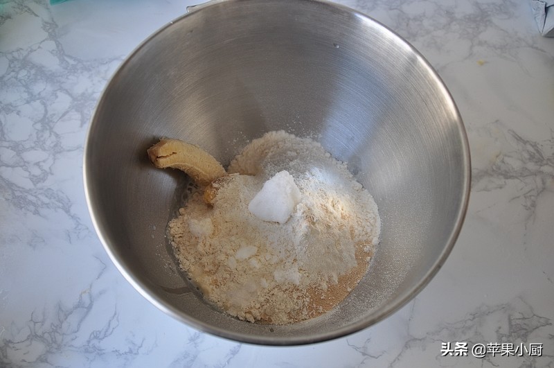 香蕉变黑别着急扔,加点面粉拌一拌,做面包,香甜松软,味道独特