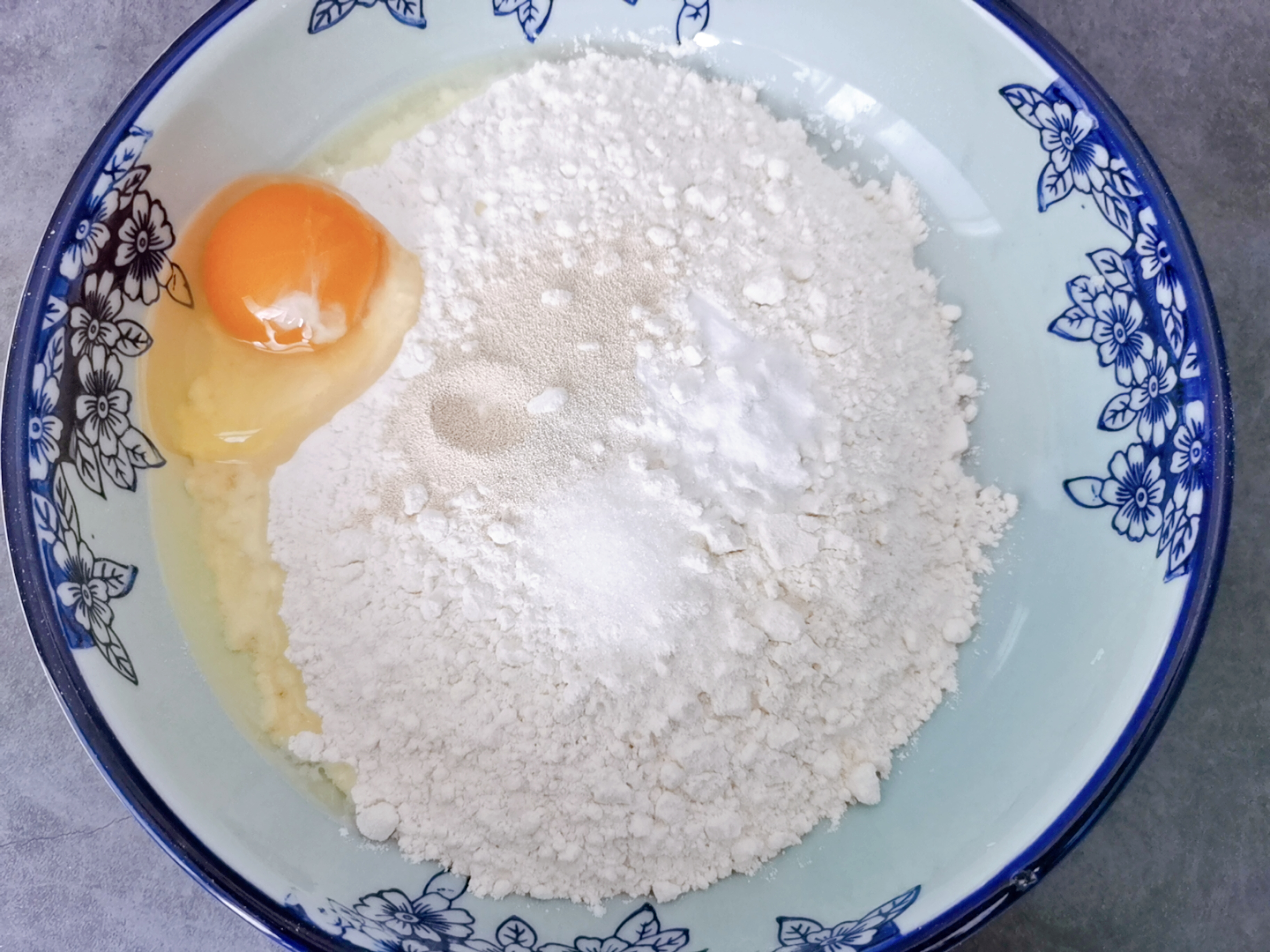 牛奶鸡蛋发酵粉和面能炸油条吗,普通面粉怎样炸油条又软又蓬松