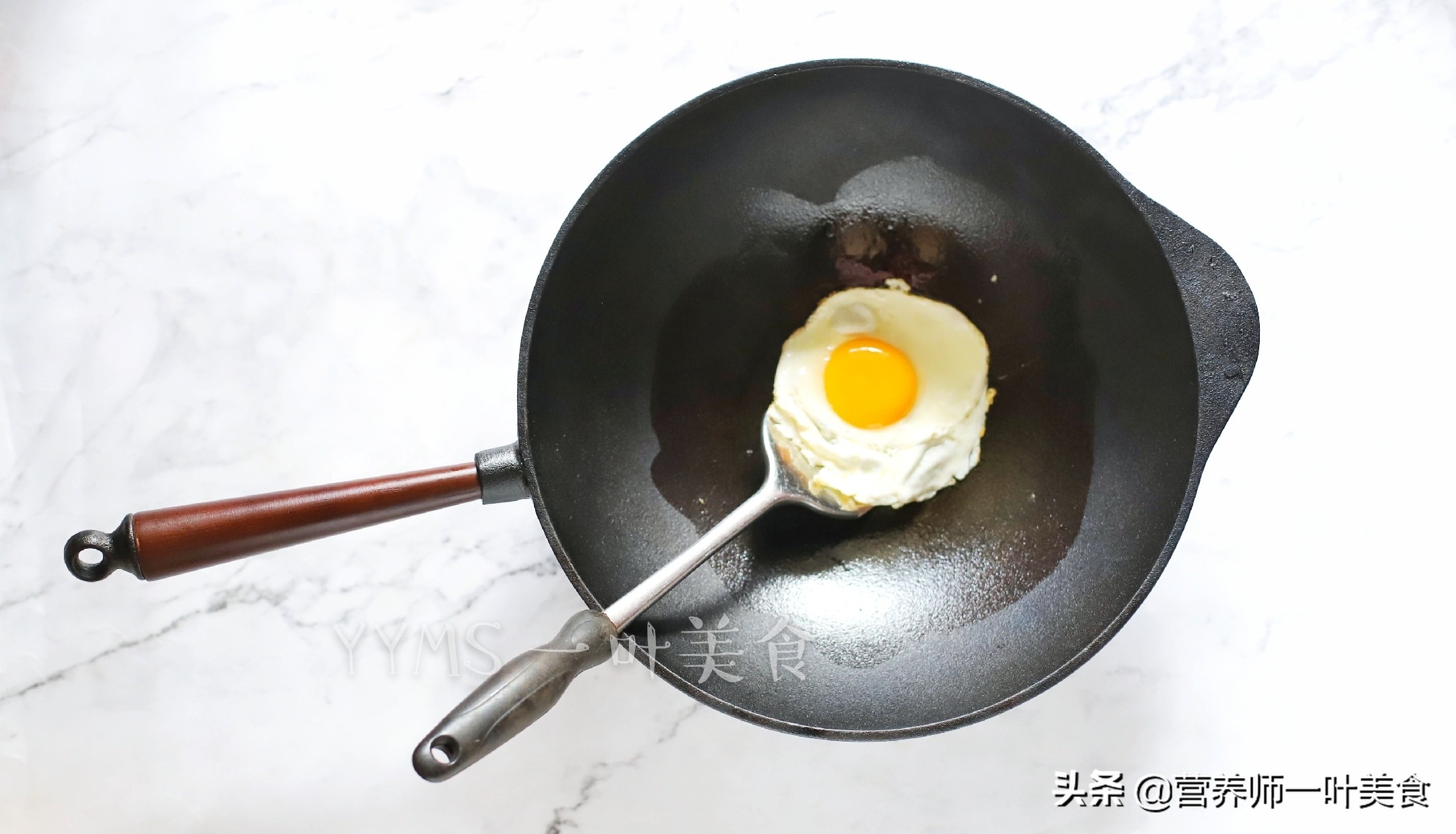 不粘平底煎铁锅开锅的正确方法,铁锅如何煎鱼不破皮视频