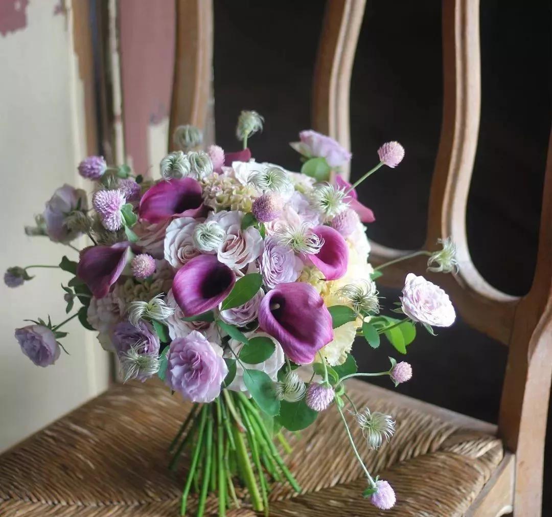 花要不要经常换水,花材正确处理方式及日常养护