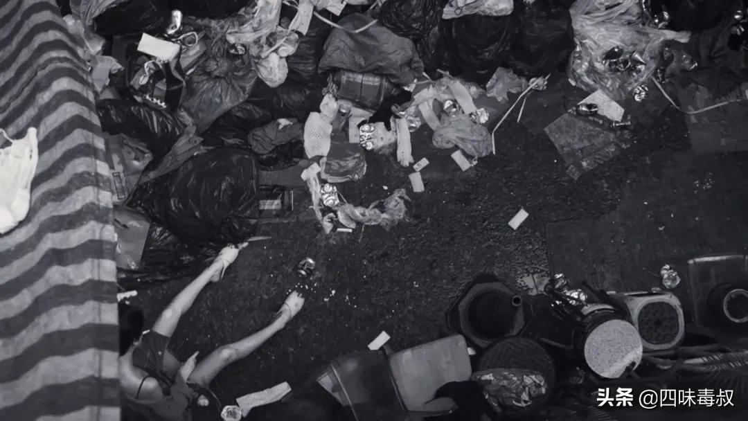 更暗黑、cult的《智齿》，是黑白版《踏血寻梅》吗？