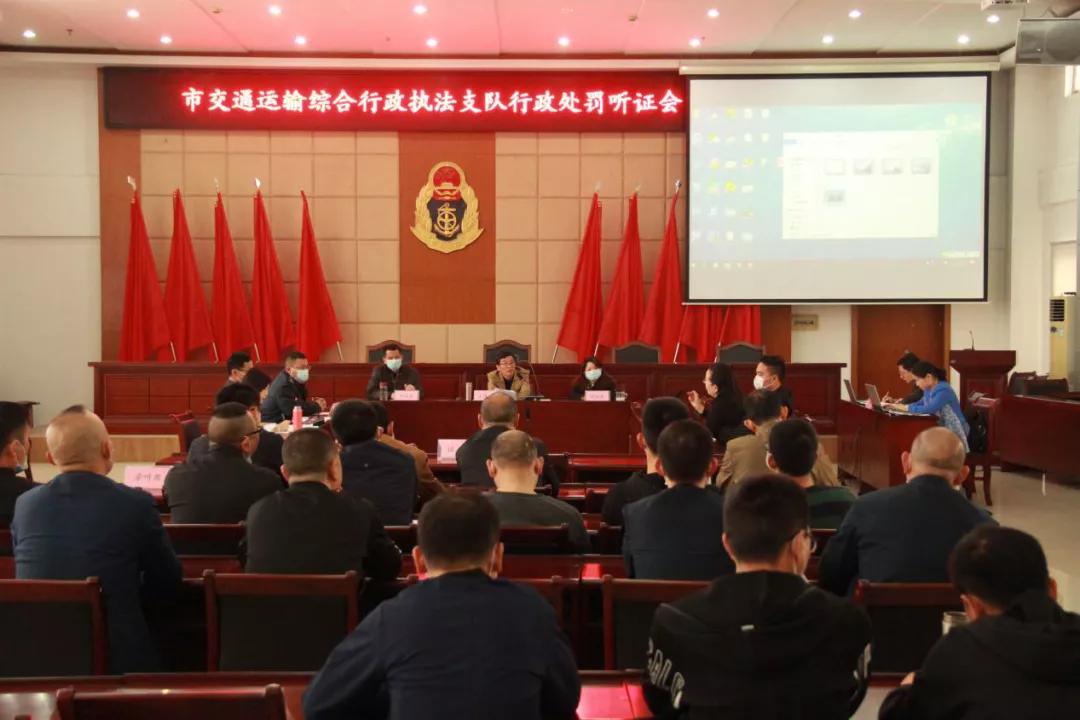 岳阳非法营运新闻,司机非法拉客被执法人员处罚