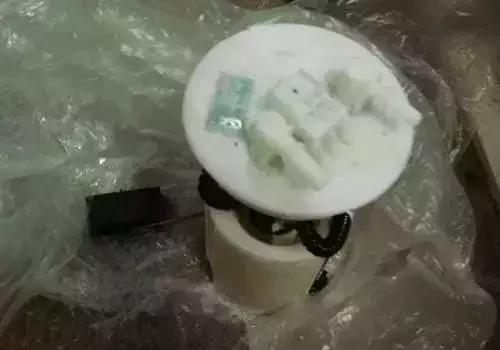 汽车内部机舱各部位详细分解图,汽车的发动机舱部位详细图