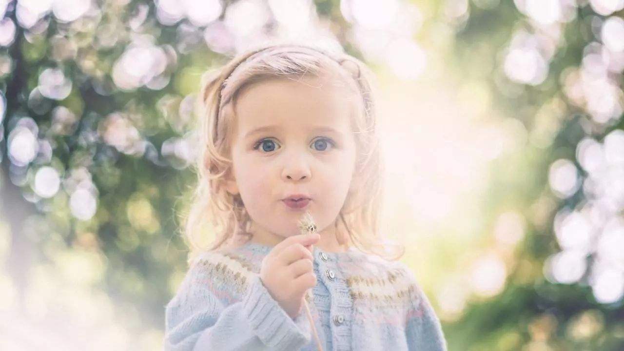 一遇到困难就哭的孩子如何引导,2岁宝宝自己剥蛋壳