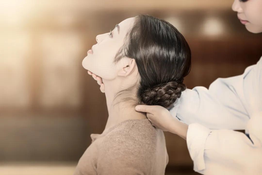 颈椎曲度变直能不能做手法复位,颈椎反曲科普视频