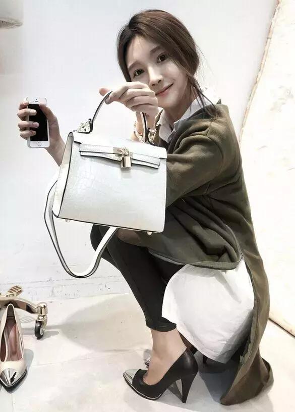 黑色吊带连衣裙女神范搭配,优雅女性黑色连衣裙一衣三搭