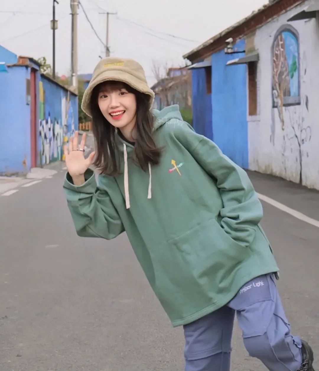 2021网红爆款发型短发戴狗啃刘海,头发2020流行发型显脸小