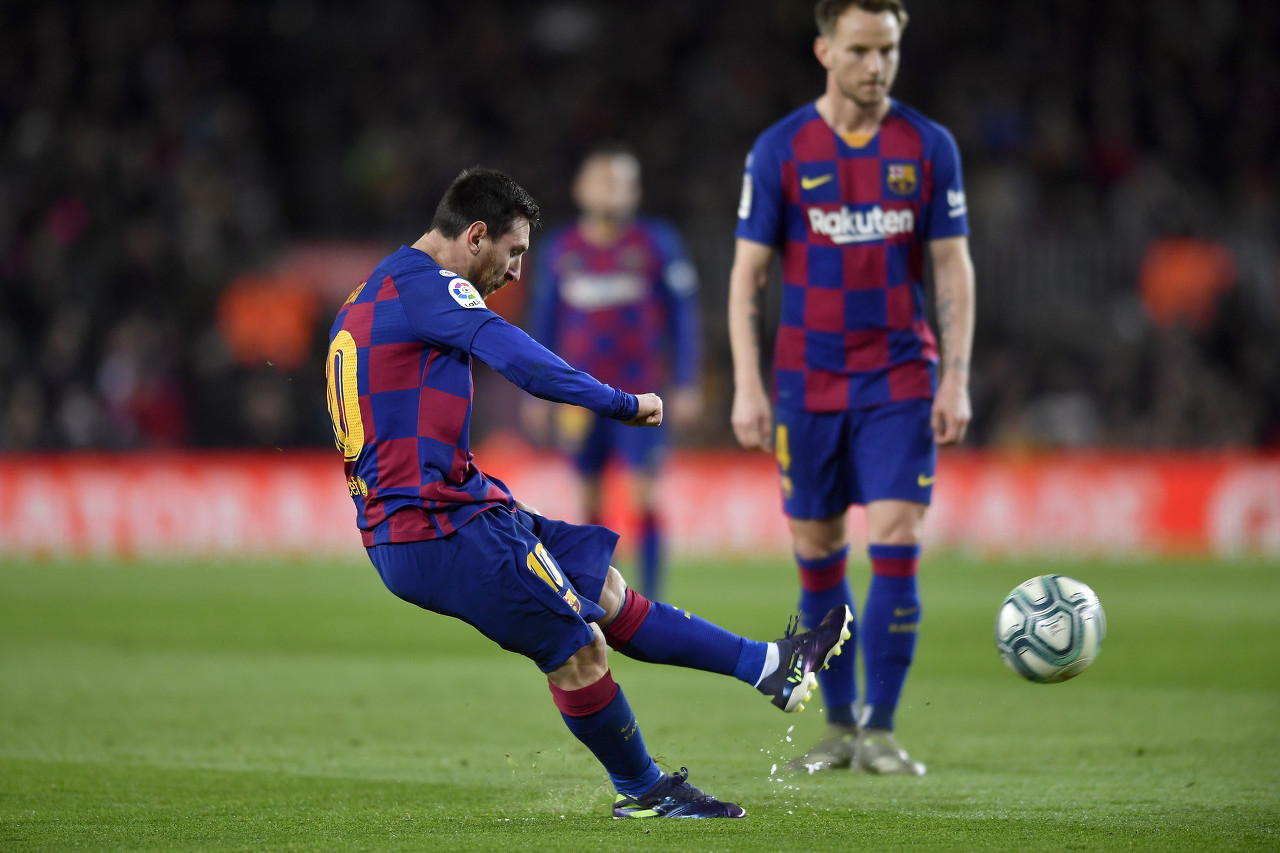 梅西任意球破门数反超c罗,梅西任意球和c罗谁更强