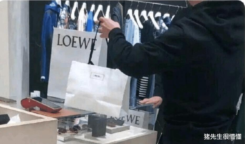 朋友给女朋友买很多东西,朋友给我买的包