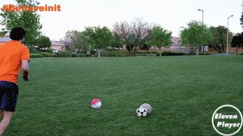 足球基本知识和球性,足球基本功训练拉球绕过另一条腿