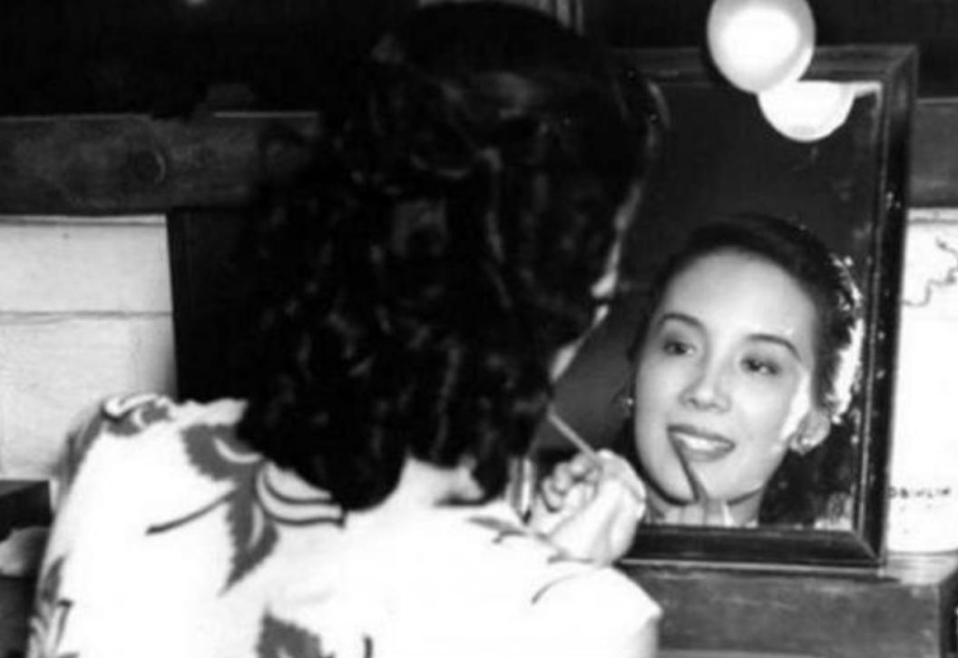 美国女特工*诱色**黄国华，想让他*杀暗**毛主席，却不料反被*男美**计破解