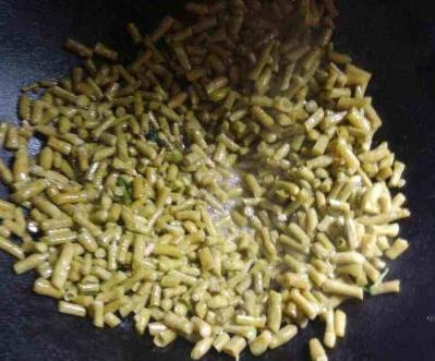 为什么做的酸豆角有涩味,酸豆角一般炒几分钟就熟了