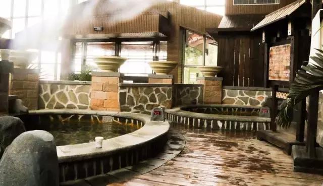 过年放下手机陪家人打牌,过年回家和朋友一起打麻将