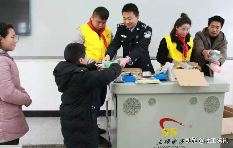 3.5学雷锋日活动进社区,秀山县隘口镇凉桥小学